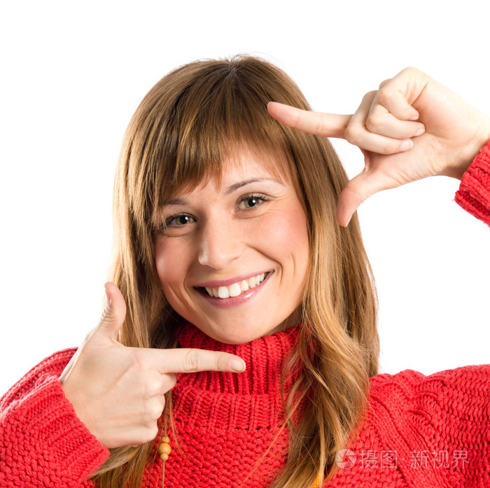 漂亮的女孩在一个白色的背景上用她的手指聚焦