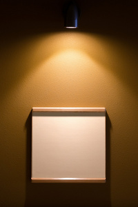 在聚光灯下，为您的文本或图片在墙上的空框架