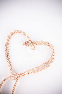 橙色绳在心形的小插图