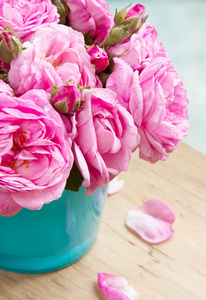 束玫瑰插在花瓶里的木桌特写