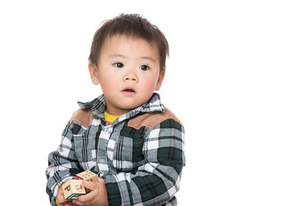 亚洲的男婴举行与木制玩具块