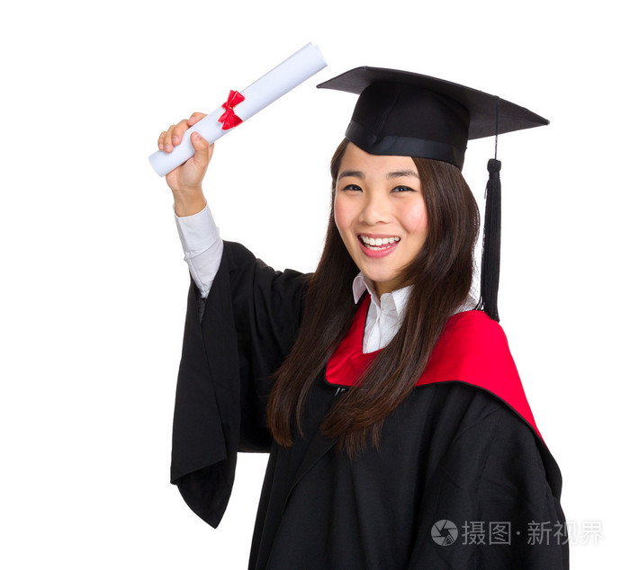 快乐的研究生文凭学术礼服穿衣服的女孩