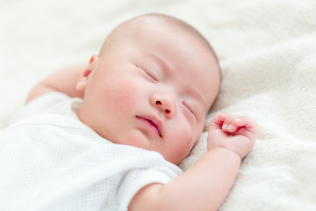 一张嘴刚出生的婴儿睡觉
