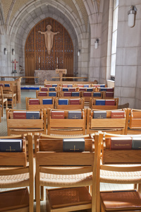 椅子和在教会里的圣经