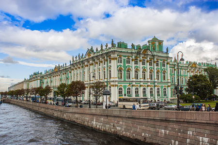 圣彼得堡，俄罗斯，2010 年 10 月 26 日。建筑的涅瓦河畔的合奏