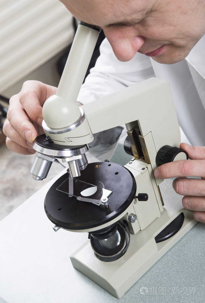 在显微镜下的男人看