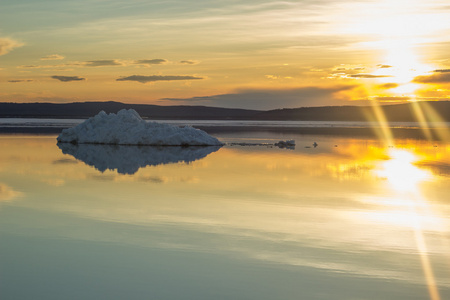 在夕阳的春山湖上融化的冰山图片