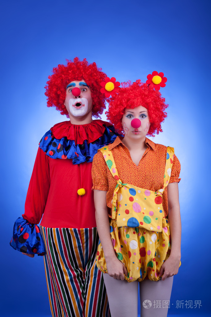 小丑夫妇在蓝色背景上的服装照片-正版商用图片1fuab9-摄图新视界