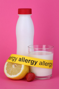 allergieauslsende Lebensmittel auf rosa Hintergrund
