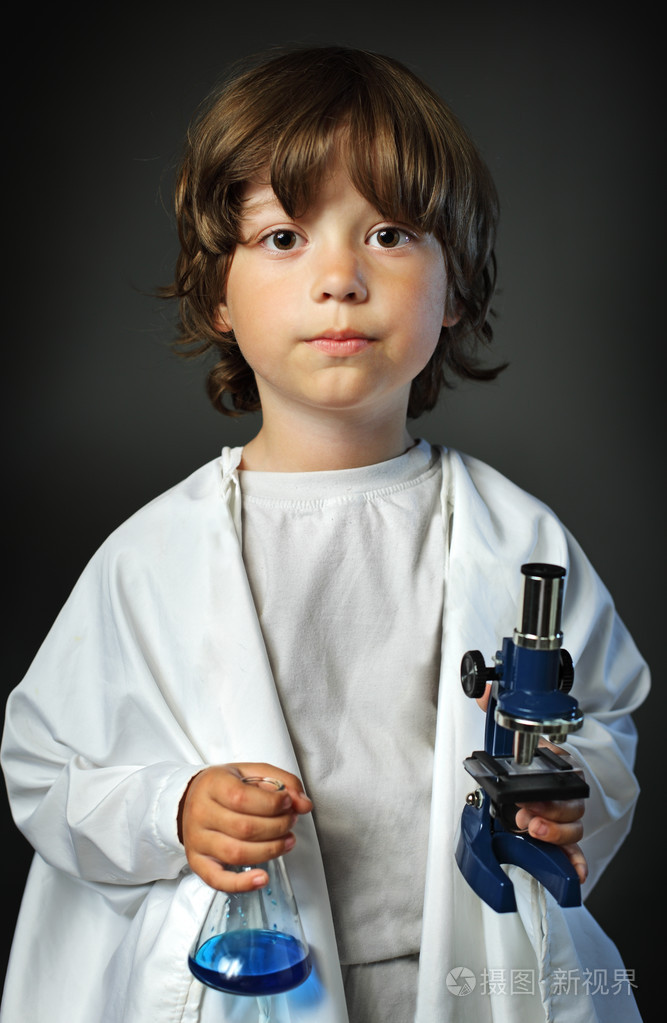 孩子与反驳和显微镜