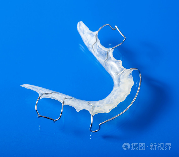 的微笑女孩与牙齿保持器固定器固定器特写的戴着牙套的牙齿的嘴特写的