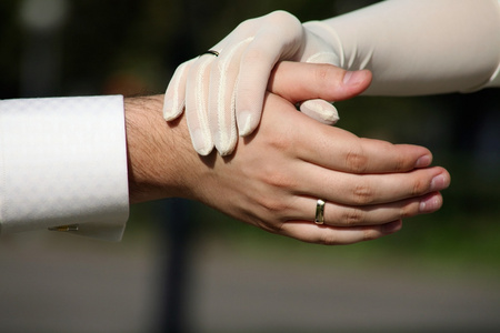 新郎热情地亲吻新娘图片