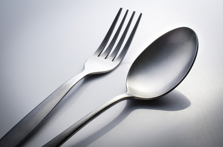 用叉子和勺子的餐具