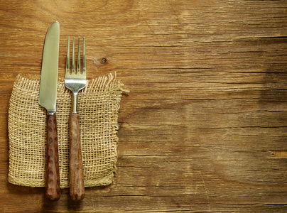 餐具 刀和叉 木制背景