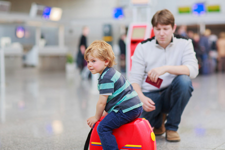 父亲和小儿子在机场