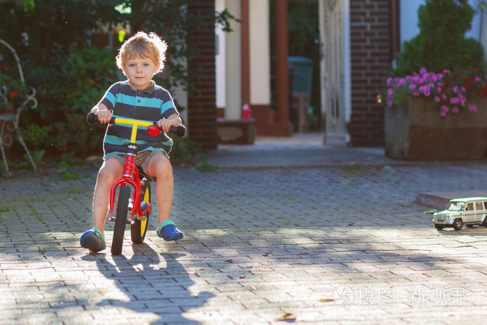 3 年以上，在他的自行车上尽情的蹒跚学步的小男孩