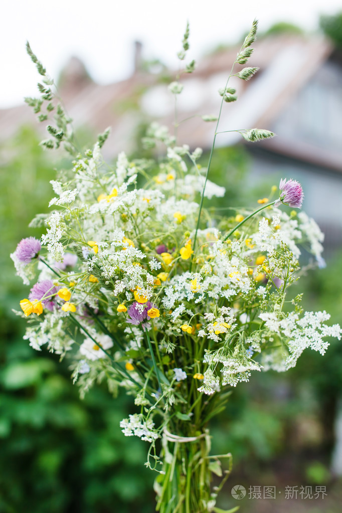 鲜艳的野花的花束