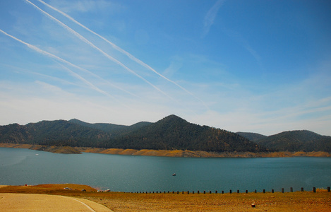 美丽的蓝色湖，加州山区