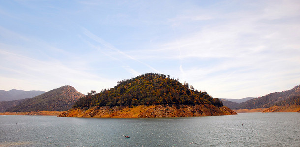 美丽的蓝色湖，加州山区