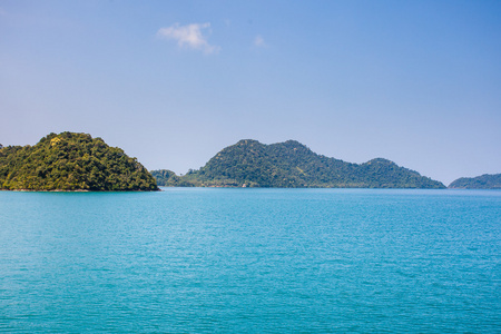 蓝色的大海岛昌岛海滩在泰国达叻府