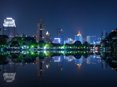 城市景观反映湖景在公园里，在黄昏时分