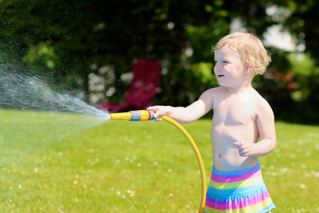 宝宝玩喷泉图片