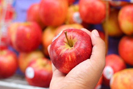 新鲜的红苹果在市场
