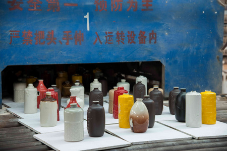 重庆市国华陶瓷有限公司有限公司生产陶瓷工人