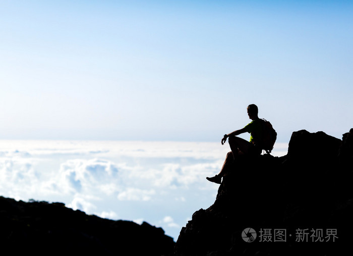 剪影背包客,男子踪迹转轮在山中徒步旅行
