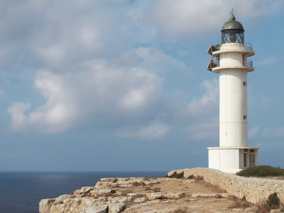 在地中海沿岸的白色灯塔