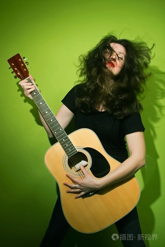 女人玩摇滚吉他