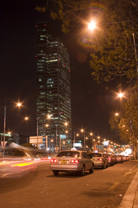 美丽的夜景，建筑物和交通