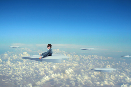 商人在纸飞机飞翔照片