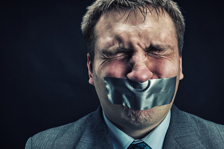 男人的嘴用胶带覆盖照片