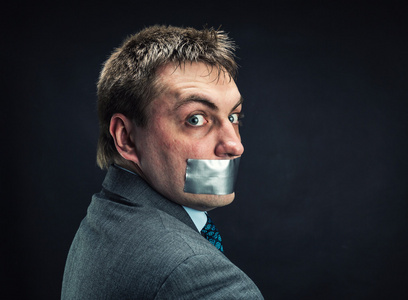 男人用发泡的嘴男人的嘴用胶带覆盖照片