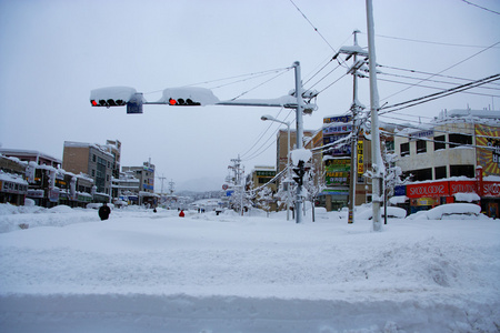 由韩国城市冬季雪景图片