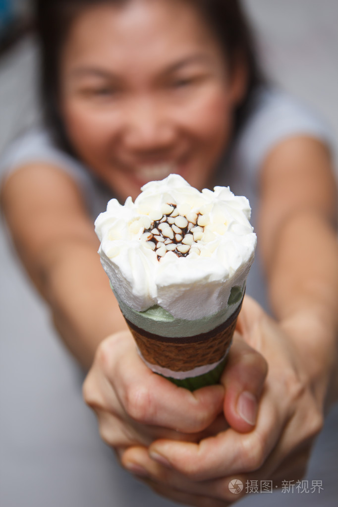 年轻女子吃冰淇淋照片-正版商用图片1fustu-摄图新视界