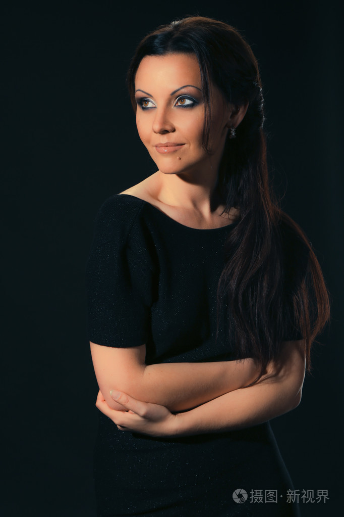 穿着黑色衣服的女孩