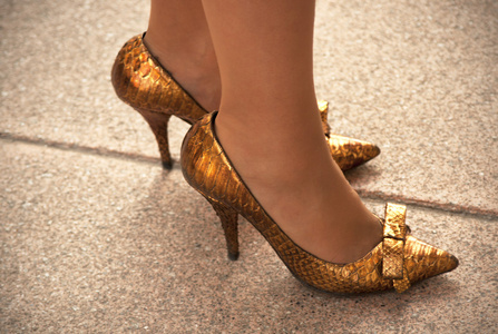 地面上的金色女鞋