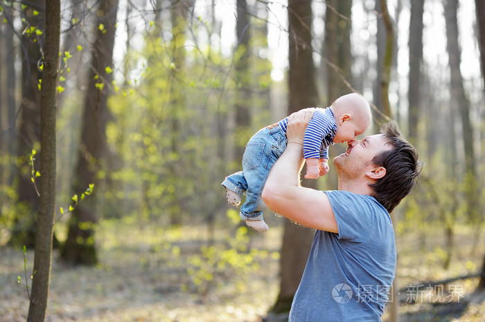 男人抱着他的小婴孩