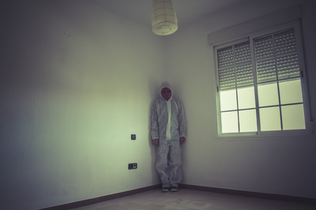 晚上房间行走与红色的面具的男人照片