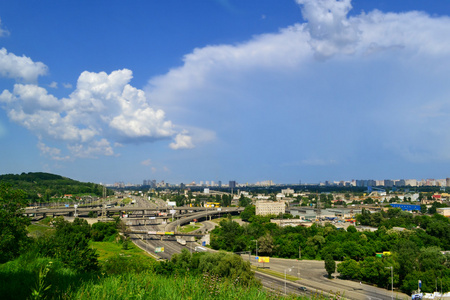 基辅市路交界处和蓝蓝的天空和云树视图