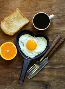 炒的鸡蛋，杯鲜橙汁，烤面包和咖啡的早餐