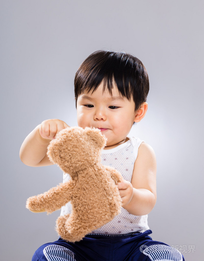 小男孩玩玩具娃娃