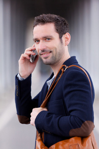 使用智能手机，在巴黎的年轻有魅力的男人
