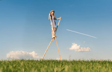 踩着高跷的传统民居踩着高跷的女孩照片