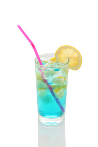 迷离的杯柠檬水用柠檬和蓝色糖浆