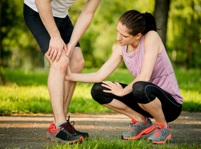 伸出援手 — — 膝盖受伤照片