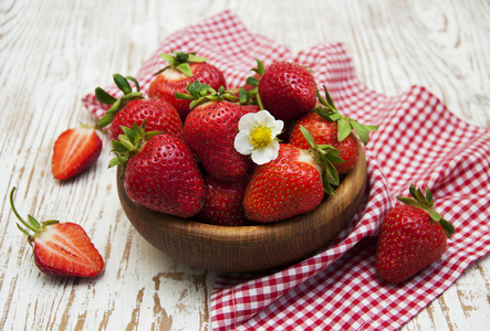 新鲜成熟的甜草莓图片