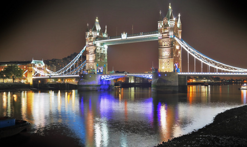 在晚上，伦敦的著名的伦敦塔桥